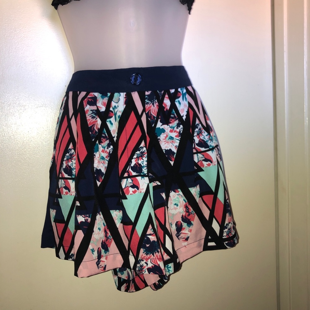 Juniors Geometric pattern shorts size medium